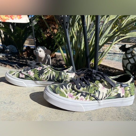 Vans - Picture 3 of 5